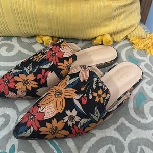 Black and floral slides, size 9